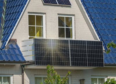 Haus mit Balkonkraftwerk