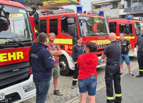 Kameradinnen - und Kameraden der Feuerwehr stehen zusammen