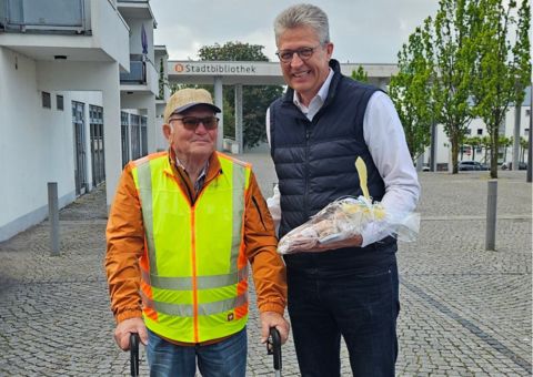 Gerd Koepe und Bernd Schäfer bei der Geschenkübergabe