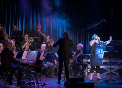 Band und Sängerin auf einer Bühne