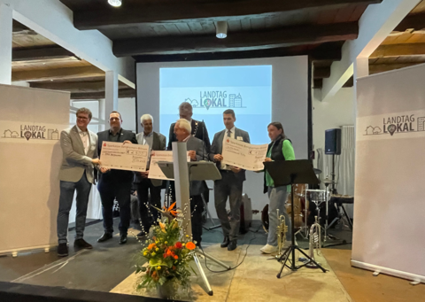 Gewinner des Heimatpreises auf der Bühne zusammen mit Thomas Heinzel und Bernd Schäfer