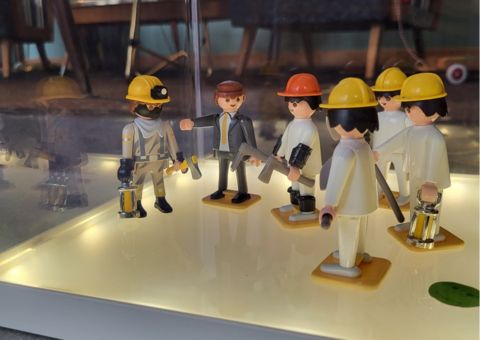 Bergbau Playmobilmännchen in der Vitrine