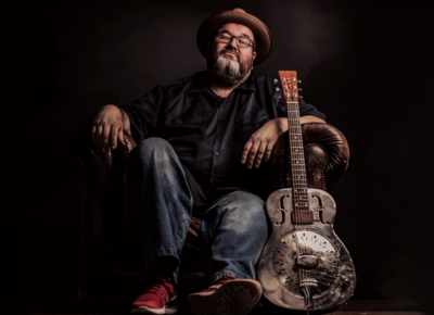 Michael van Merwyk mit seiner Gitarre