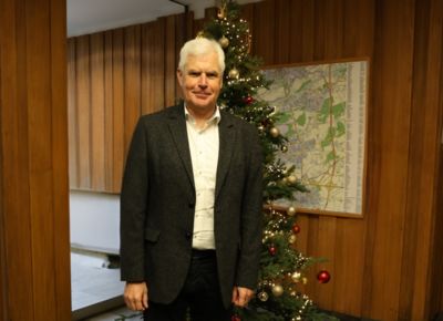 Bürgermeister Thomas Heinzel vor dem Weihnachtsbaum im Rathaus