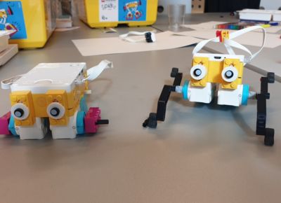 Zwei selbst konstruierte Roboter aus Lego