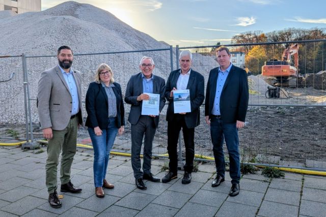 Techn. Beigeordneter Jens Toschläger, Leiterin Stadtplanungsamt Barbara Thiede, Regierungspräsident Heinrich Böckelühr, Bürgermeister Thomas Heinzel und Jens Lohmann von der Bezirsregierung Arnsberg übergeben Förderbescheide