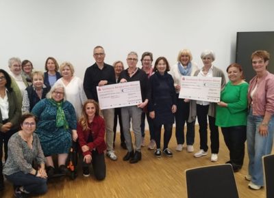 Frauentagsteam überreicht Scheck an Institutionen