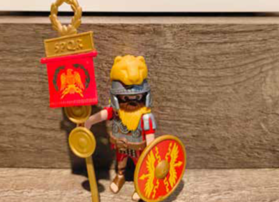 Römisches Playmobil Männchen in der Vitrine