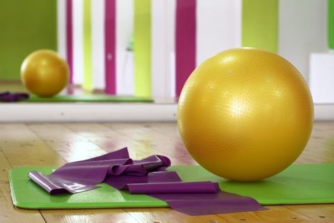 Yogamatte und Gymnastikball