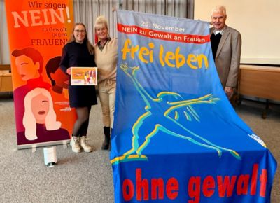 Bürgermeister Thomas Heinzel und Gleichstellungsbeauftragte Elke Neumann hissen die Flagge gegen Gewalt an Frauen