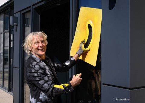 Thomas Baumgärtel sprüht Banane zur Ausstellungseröffnung an die Tür vom Stadtmuseum