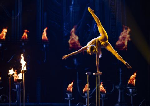 Artistin macht Handstand auf einem Sockel