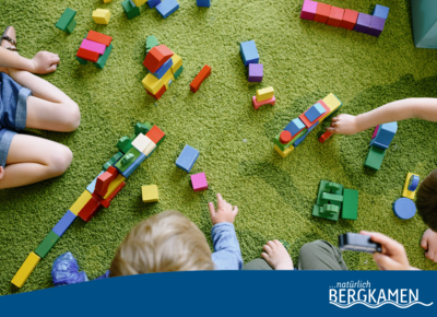 Spielende Kinder auf einem Teppich