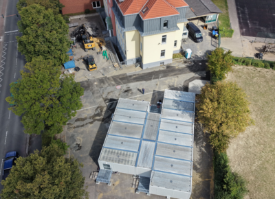 Draufsicht auf die Schillerschule und die neue OGS