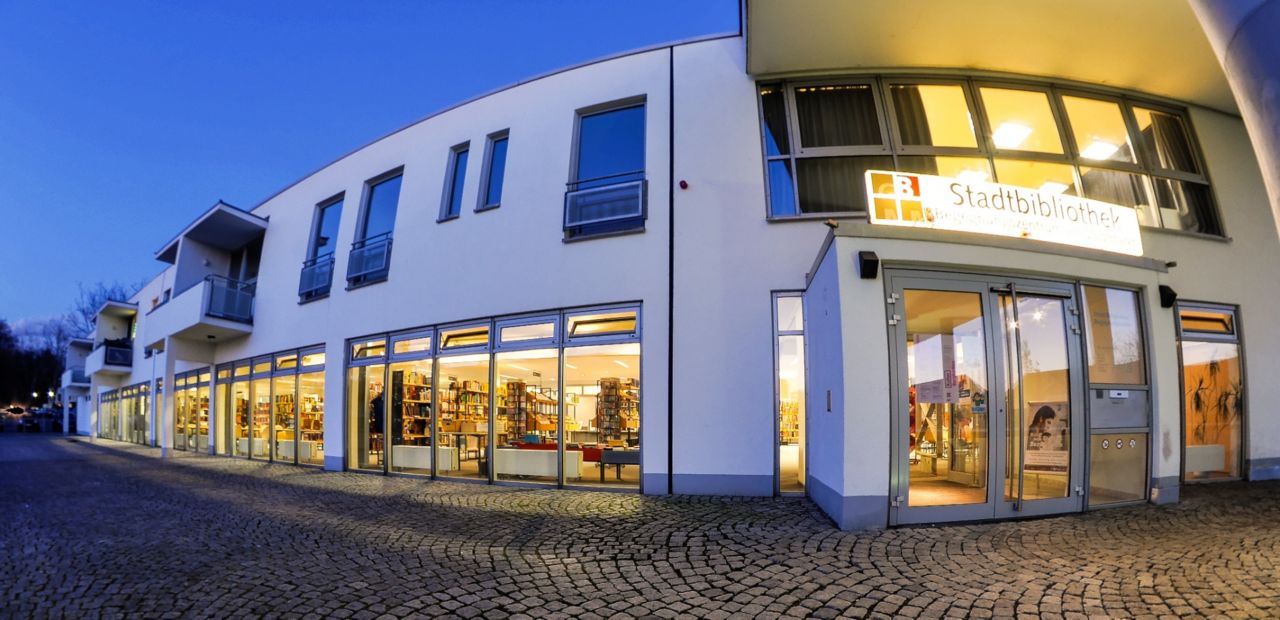 Stadtbibliothek in der Dämmerung