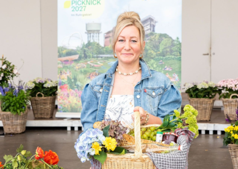 Sarah Feige mit Picknickkorb