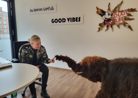 Sarah Feige mit Baby Mammut im Büro