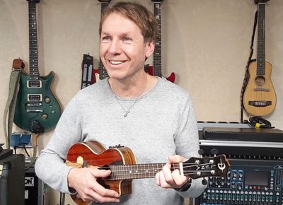 Roland Portale spielt Ukulele
