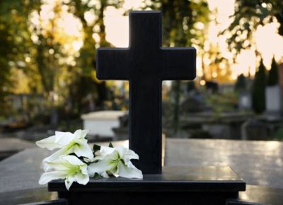 Grabstelle mit Blumen