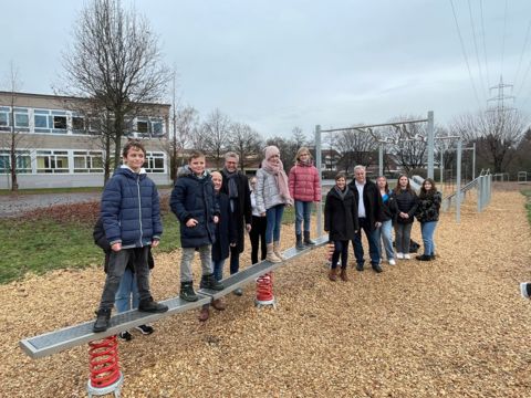 Kinder an Spielgerät