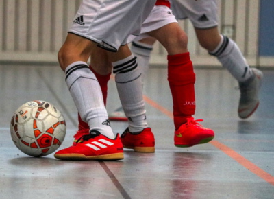 Zwei Mannschaften spiel Hallenfußball