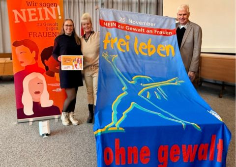 Bürgermeister Thomas Heinzel und Gleichstellungsbeauftragte Elke Neumann hissen die Flagge gegen Gewalt an Frauen