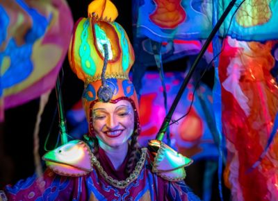 Laufkünstler beim Lichtermarkt
