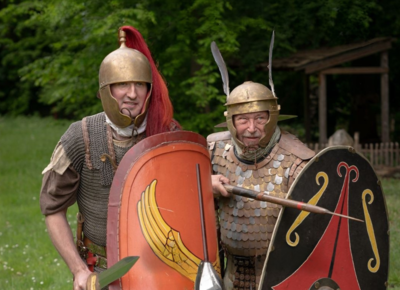 Protagonisten des Römerparks in römischer Kluft