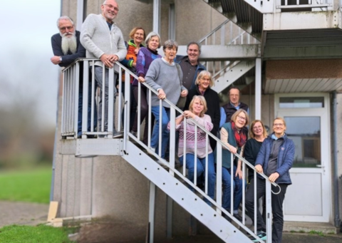 Alle Künstler zusammen auf einer Treppe