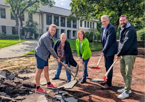 Bernd Schäfer, Jens Tonschläger und Thomas Budde machen den ersten Spatenstich an der Preinschule Bergkamen