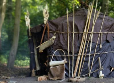 Nachgebautes Zelt aus der Steinzeit