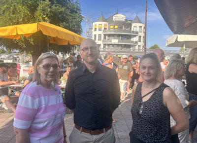 Frank Tallig zusammen mit Christine Busch auf dem Weinfest