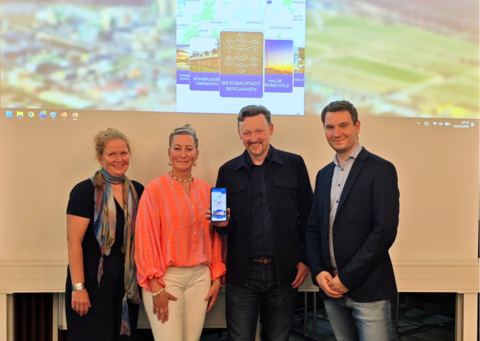 Sandra Diebel, Kulturdezernentin Sarah Feige, Kulturreferentin Tobias Seeger, Firma Scortex Tobias Hindemitt, Kulturausschussvorsitzender bei der Präsentation der App