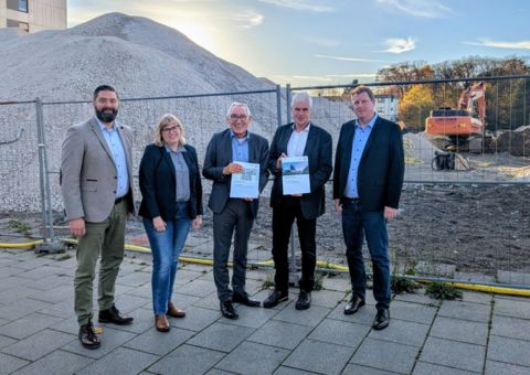 Techn. Beigeordneter Jens Toschläger, Leiterin Stadtplanungsamt Barbara Thiede, Regierungspräsident Heinrich Böckelühr, Bürgermeister Thomas Heinzel und Jens Lohmann von der Bezirsregierung Arnsberg übergeben Förderbescheide