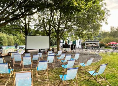 Liegestühle und Leinwand aufgestellt in einem Park