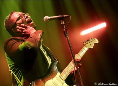 Sean McDonald auf der Bühne am Mikrophon