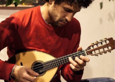 Tomas Torres Gómez spielt auf der Ukulele