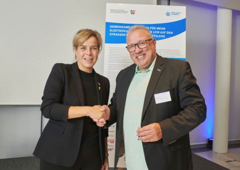 Stefan Polplatz zusammen mit Mona Neubauer beim Gipfeltreffen zur Kampagne "E-Trucks.NRW"