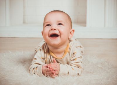 Lächelndes Baby auf der Decke
