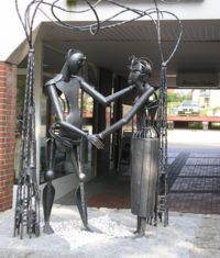 Kunstwerk "Paar unter Bäumen"