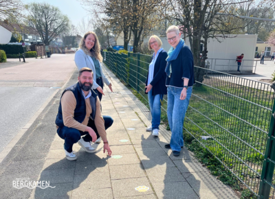 Carina Rademacher, Jens Toschläger und Michaele Breimann auf dem Gehweg der Pfalzschule