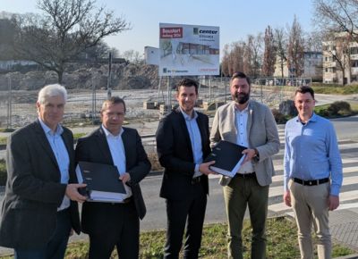Thomas Heinzel zusammen mit Frank Bomhoff, Torben Döring, Jens Toschläger und Stephan Hölscher bei der Übergabe der Bahgenehmigung für das Rathausquartier