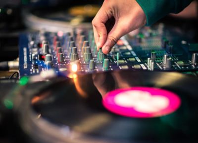 Jugendlicher bastelt an einer Platine