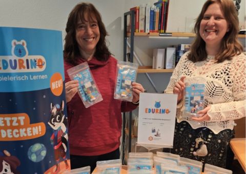 Mitarbeiter der Stadtbibliothek halten die ausleihbaren Edurino Figuren ins Bild