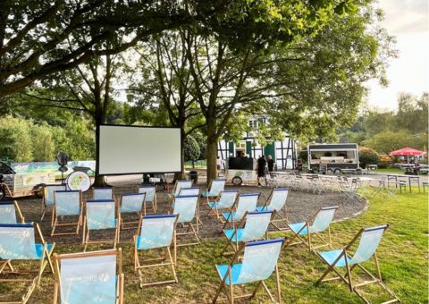 Liegestühle und Leinwand aufgestellt in einem Park