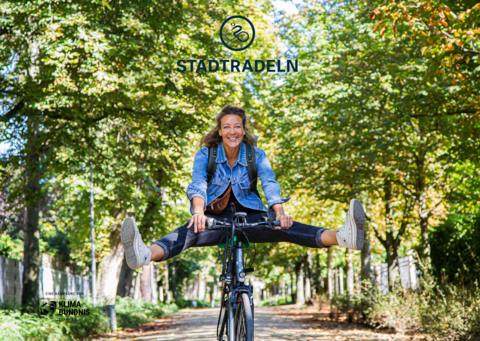 Frau auf dem Fahrrad im Wald