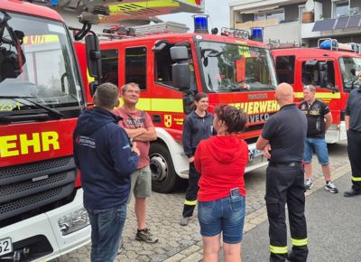 Kameradinnen - und Kameraden der Feuerwehr stehen zusammen