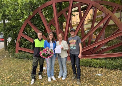 Bild vor dem Rathaus mit der neuen Stadtheimatpflegerin Marina Becker