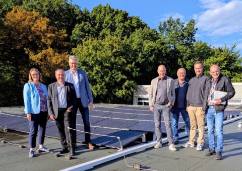 Vertreter der Stadt Bergkamen und der GSW auf dem Dach des Gymnasiums mit der neuen PV-Anlage