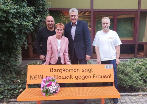Martina Bierkämper zusammen mit Bürgermeister Bernd Schäfer und Thomas Hartl bei der Verabschiedung